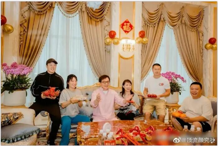 成龍豪擲1.8億買千坪豪宅！18K金宮殿裝潢曝光　直升機直接停家裡
